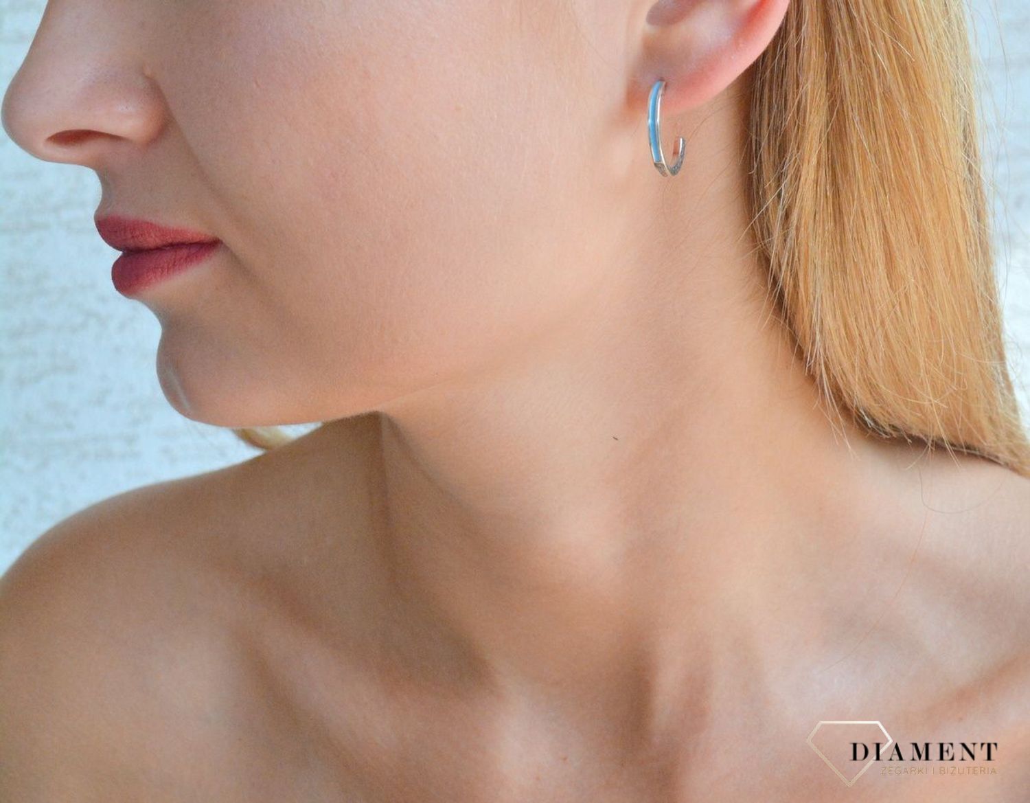 Srebrne kolczyki damskie okrągłe z niebieską emalią wkrętki DIA-KLC-9991N-925. Srebrne kolczyki wkrętki. Srebrne kolczyki z niebieską emalią. Kolczyki srebrne idealne na prezent dla kobiety (2).jpg