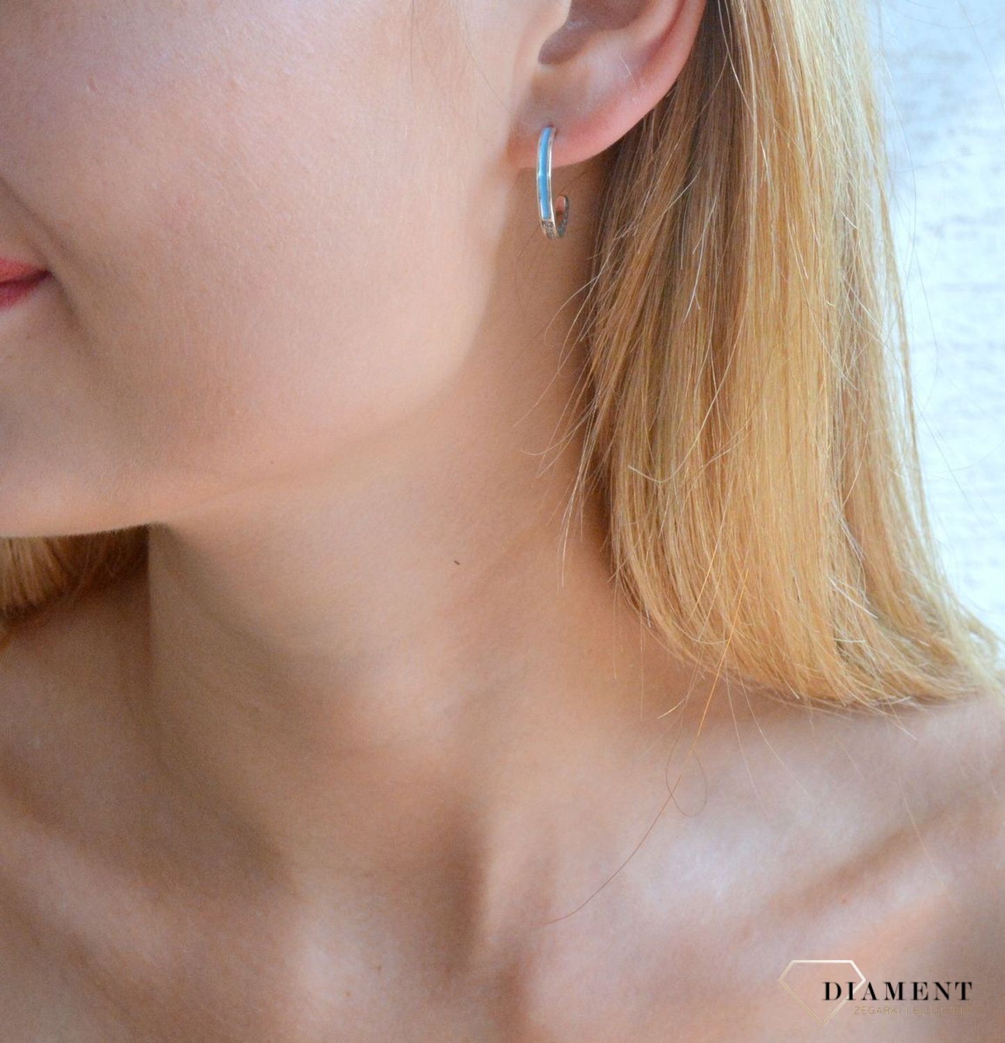 Srebrne kolczyki damskie okrągłe z niebieską emalią wkrętki DIA-KLC-9991N-925. Srebrne kolczyki wkrętki. Srebrne kolczyki z niebieską emalią. Kolczyki srebrne idealne na prezent dla kobiety (2).jpg