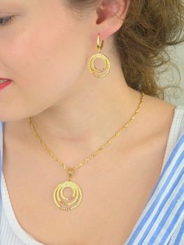 Srebrne kolczyki wiszące pozłacane kółka z cyrkoniami DIA-KLC-9992-925. Kolczyki srebrne z cyrkoniami podwójne kółka pozłacane. Kolczyki srebrne z wygodnym zapięciem na bigiel. Kolczyki wykonane z najwyższej jakości sreb.JPG