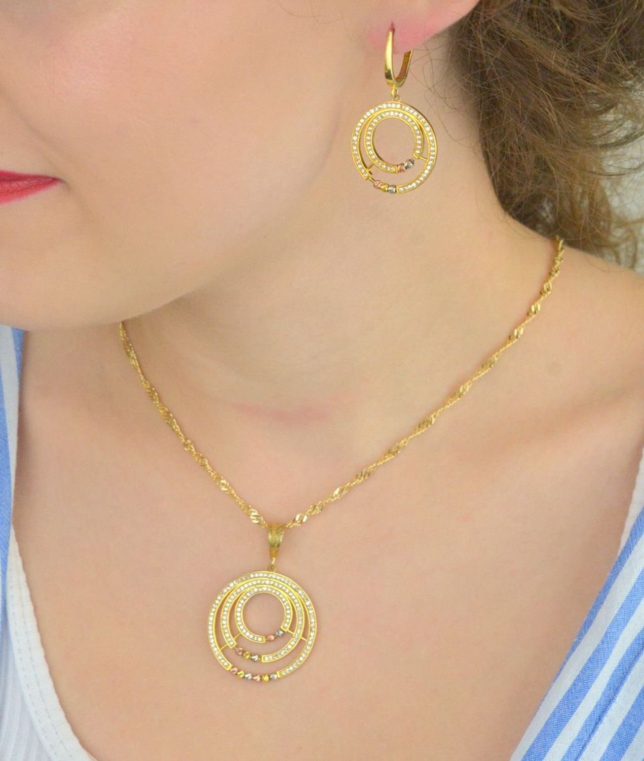 Srebrne kolczyki wiszące pozłacane kółka z cyrkoniami DIA-KLC-9992-925. Kolczyki srebrne z cyrkoniami podwójne kółka pozłacane. Kolczyki srebrne z wygodnym zapięciem na bigiel. Kolczyki wykonane z najwyższej jakości srebra pró.jpg