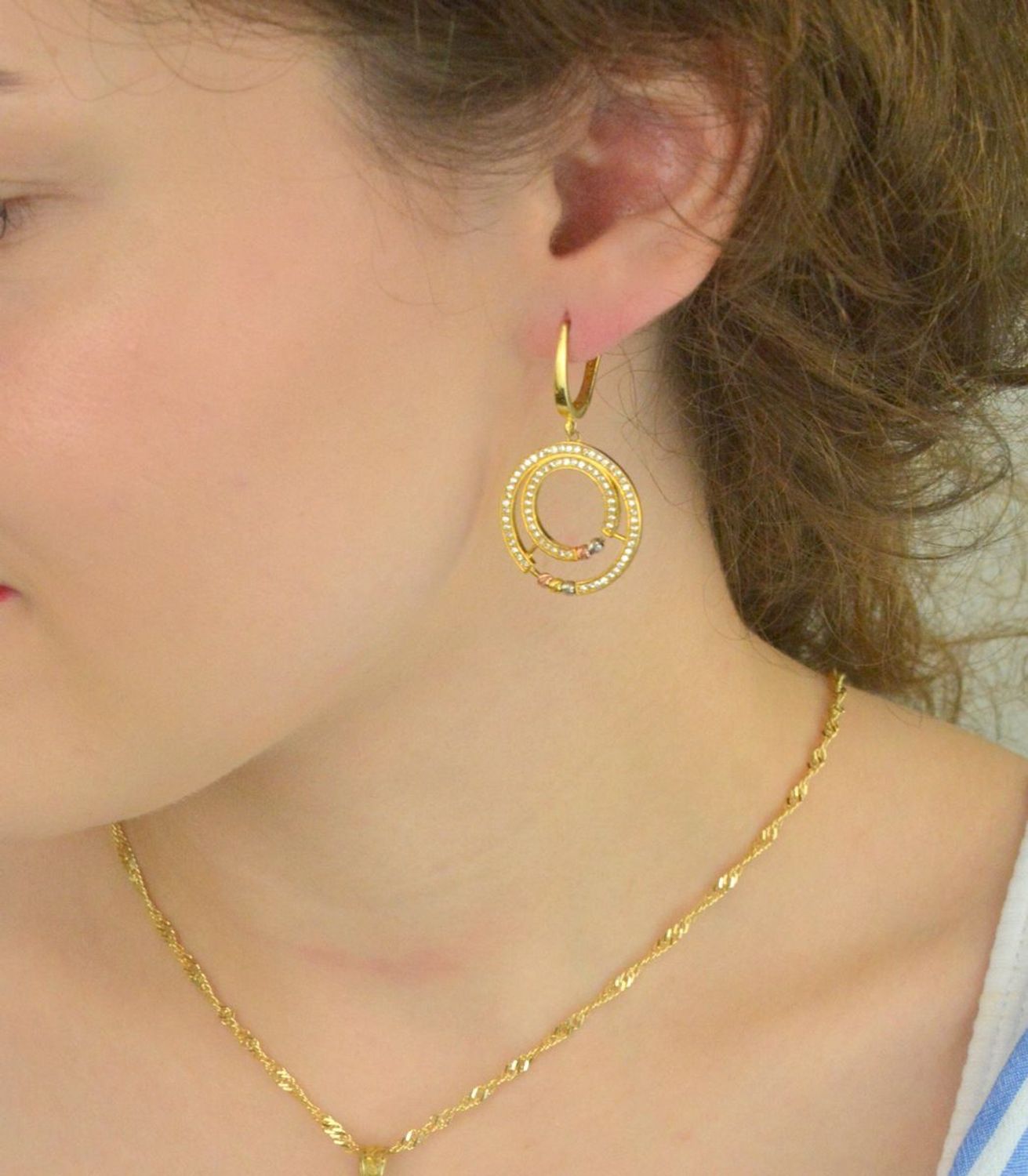 Srebrne kolczyki wiszące pozłacane kółka z cyrkoniami DIA-KLC-9992-925. Kolczyki srebrne z cyrkoniami podwójne kółka pozłacane. Kolczyki srebrne z wygodnym zapięciem na bigiel. Kolczyki wykonane z najwyższej jakości srebra pró.jpg