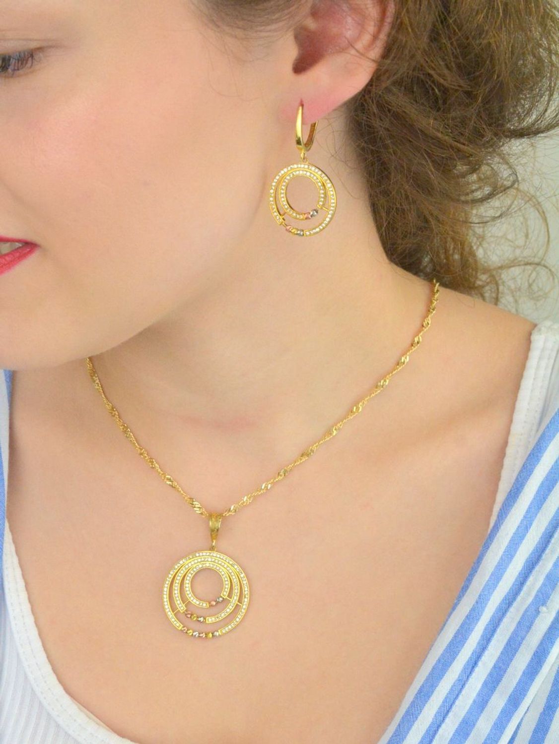 Srebrne kolczyki wiszące pozłacane kółka z cyrkoniami DIA-KLC-9992-925. Kolczyki srebrne z cyrkoniami podwójne kółka pozłacane. Kolczyki srebrne z wygodnym zapięciem na bigiel. Kolczyki wykonane z najwyższej jakości srebra pró.jpg