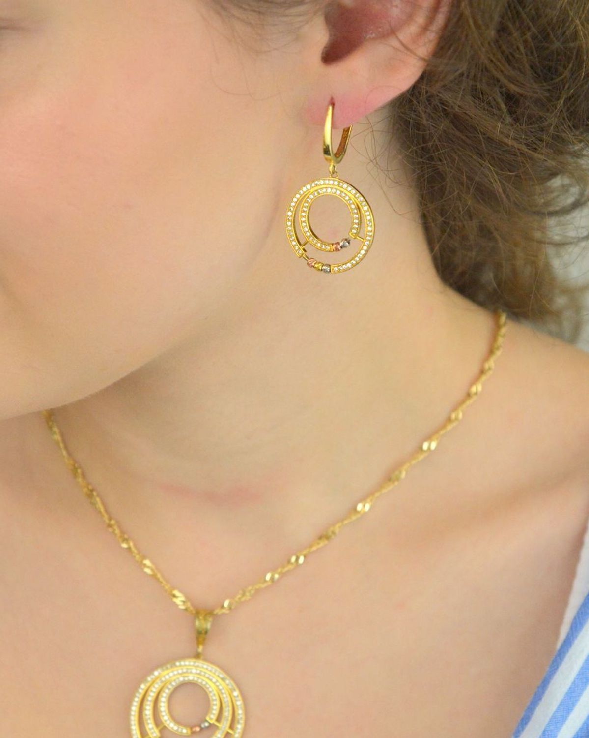 Srebrne kolczyki wiszące pozłacane kółka z cyrkoniami DIA-KLC-9992-925. Kolczyki srebrne z cyrkoniami podwójne kółka pozłacane. Kolczyki srebrne z wygodnym zapięciem na bigiel. Kolczyki wykonane z najwyższej jakości srebra pró.jpg