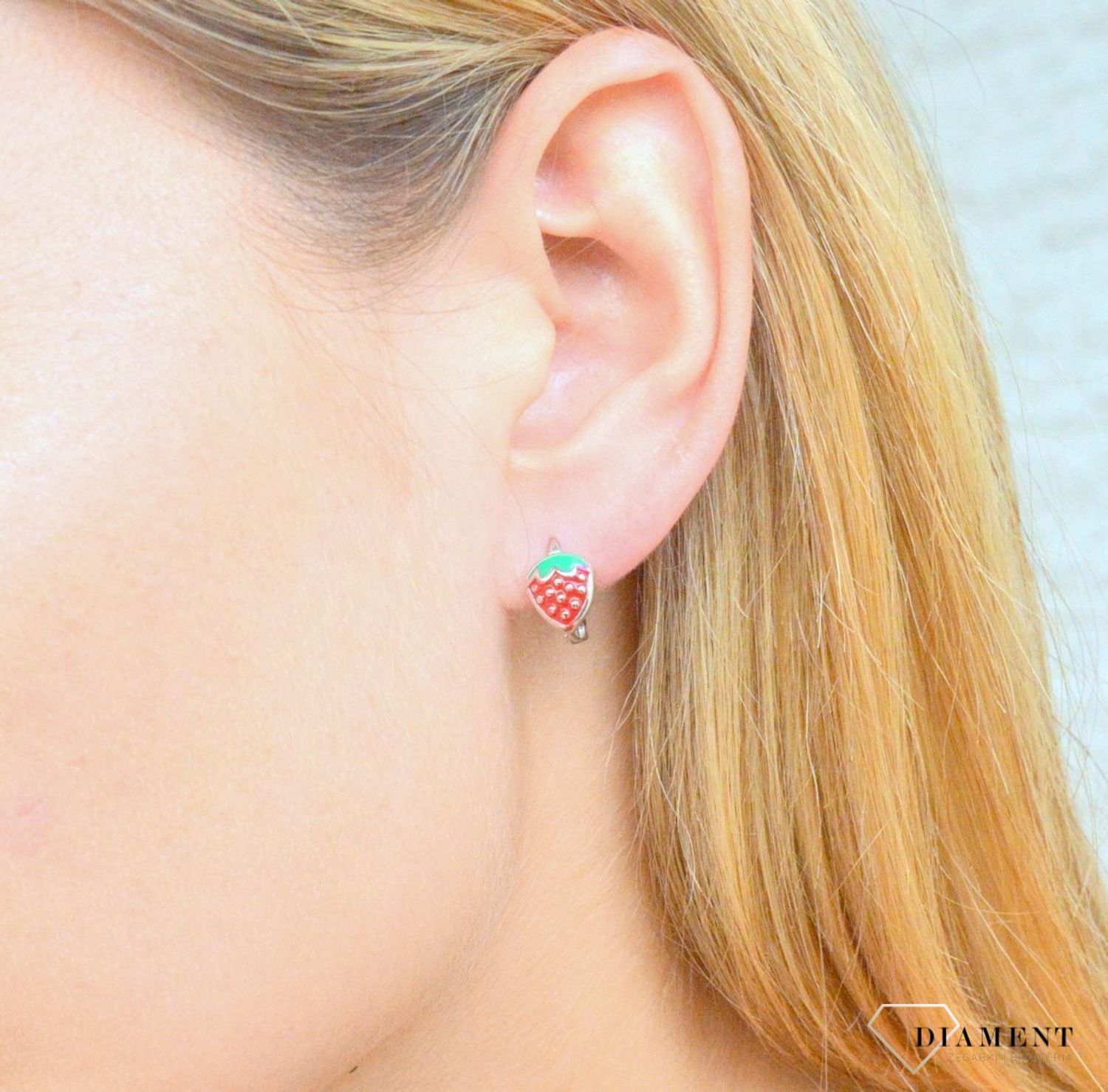 Srebrne kolczyki dla dziewczynki Truskawki DIA-KLC-9994-925. Kolczyki zostały starannie ozdobione emalią. Idealny prezent dla małej modnisi. Kolczyki przedstawiające Truskawkę. Świetny pomysł na upominek..jpg