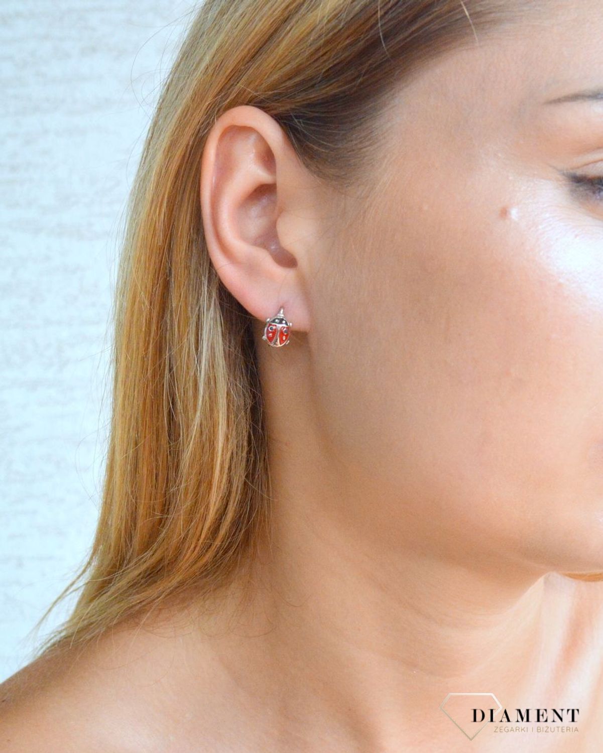 Kolczyki srebrne dla dziewczynki Biedroneczki w kropeczki DIA-KLC-9996-925. Kolczyki zostały starannie ozdobione emalią. Idealny prezent dla małej modnisi. Kolczyki przedstawiające biedronki. Świetny pomysł na upominek..jpg