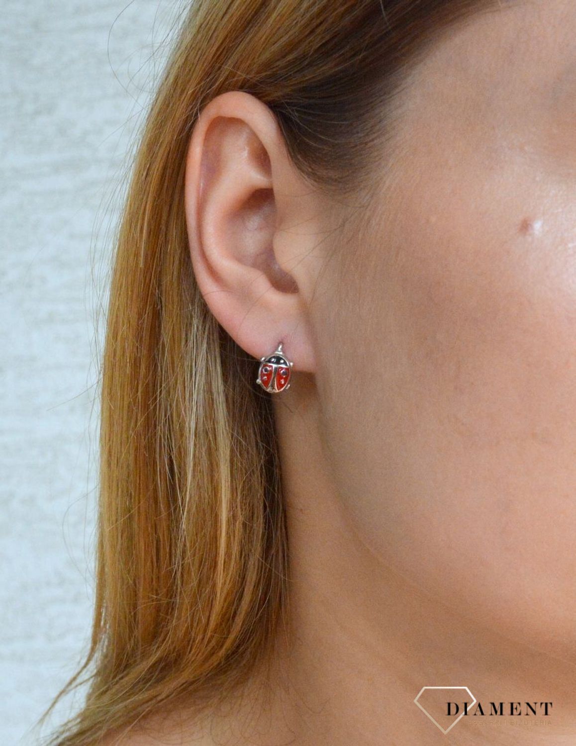 Kolczyki srebrne dla dziewczynki Biedroneczki w kropeczki DIA-KLC-9996-925. Kolczyki zostały starannie ozdobione emalią. Idealny prezent dla małej modnisi. Kolczyki przedstawiające biedronki. Świetny pomysł na upominek..jpg