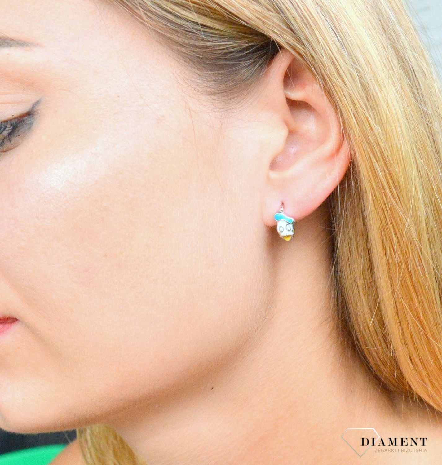 Kolczyki srebrne dla dziewczynki Kaczor Donald DIA-KLC-9997-925. Kolczyki zostały starannie ozdobione emalią. Idealny prezent dla małej modnisi. Kolczyki przedstawiające kaczora donalda. Świetny pomysł na upominek. Bajkowe pos.jpg