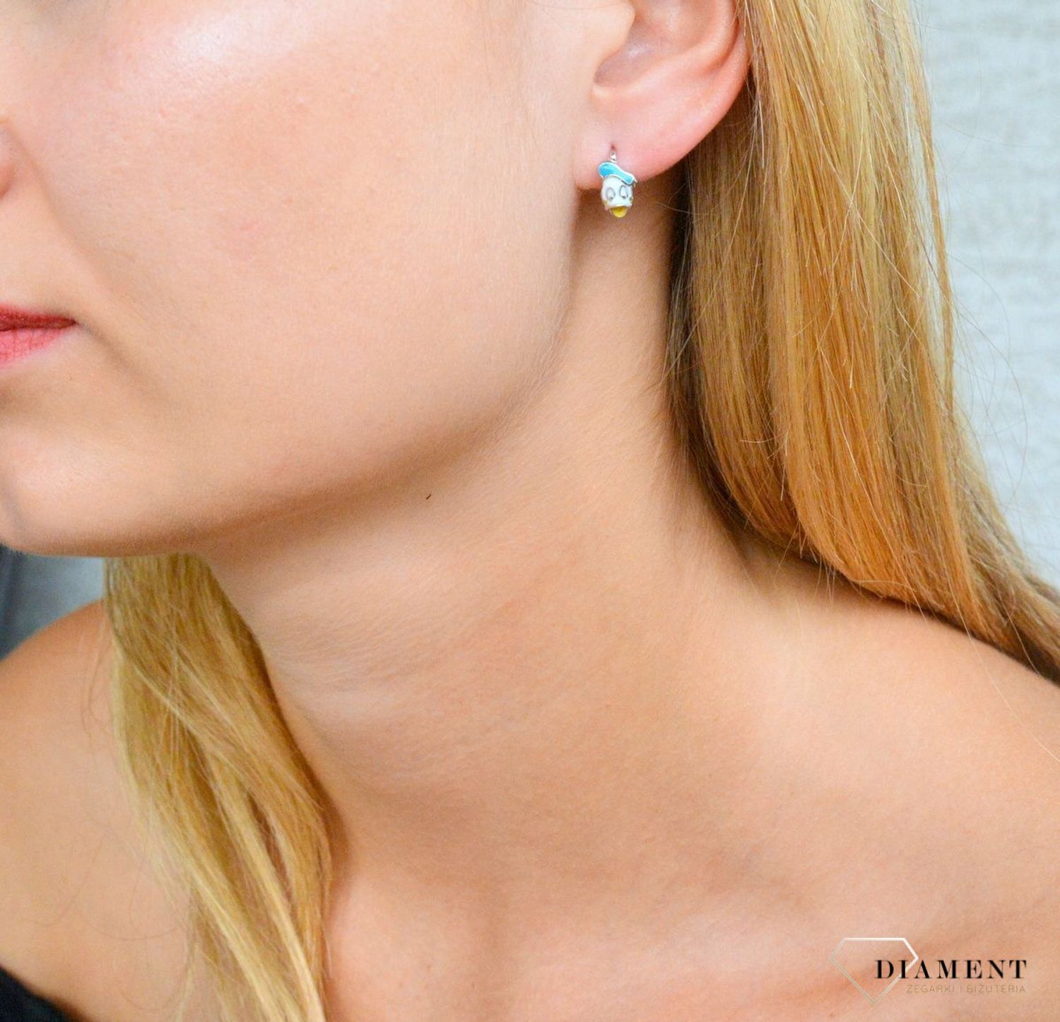 Kolczyki srebrne dla dziewczynki Kaczor Donald DIA-KLC-9997-925. Kolczyki zostały starannie ozdobione emalią. Idealny prezent dla małej modnisi. Kolczyki przedstawiające kaczora donalda. Świetny pomysł na upominek. Bajkowe pos.jpg