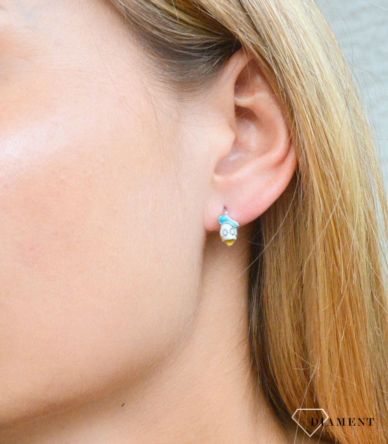 Kolczyki srebrne dla dziewczynki Kaczor Donald DIA-KLC-9997-925. Kolczyki zostały starannie ozdobione emalią. Idealny prezent dla małej modnisi. Kolczyki przedstawiające kaczora donalda. Świetny pomysł na upominek. Bajkowe pos.jpg