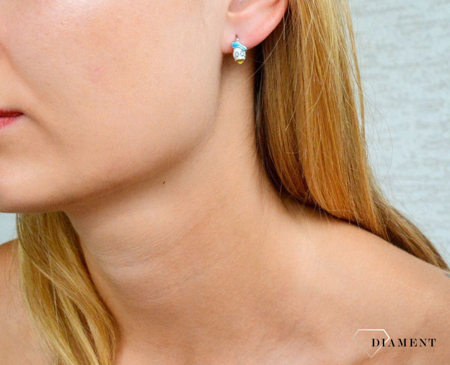 Kolczyki srebrne dla dziewczynki Kaczor Donald DIA-KLC-9997-925. Kolczyki zostały starannie ozdobione emalią. Idealny prezent dla małej modnisi. Kolczyki przedstawiające kaczora donalda. Świetny pomysł na upominek. Bajkowe pos.jpg