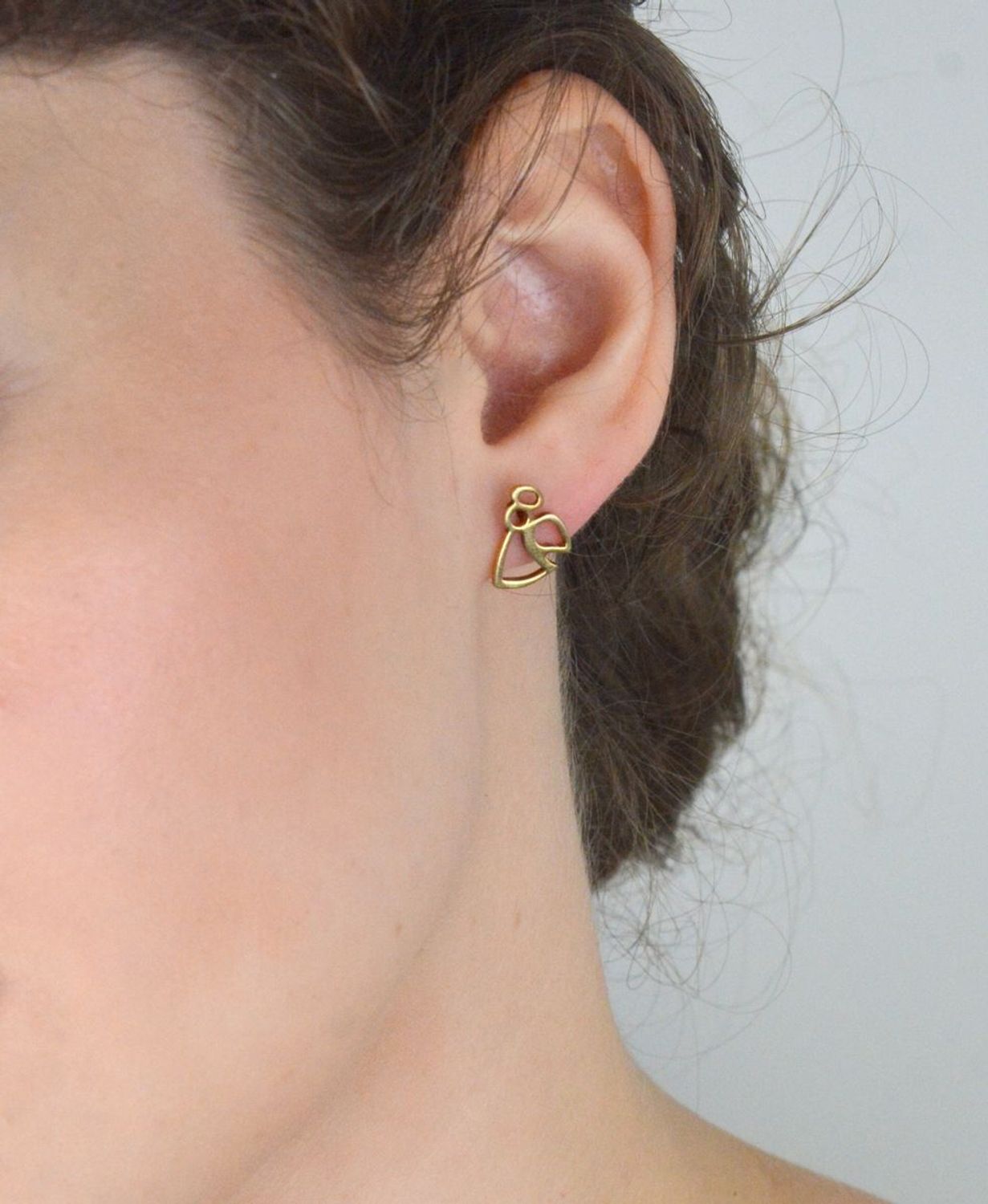 Kolczyki srebrne pozłacane aniołki na sztyft DIA-KLC-ACMH0037Y-925 ✅ Srebrne kolczyki pokryte złotem celebrytki ✅ Delikatne kolczyki wykonane z najwyższej jakości srebrna próby 925 ✅ Kolczyki w minimalistycznym stylu, wpi.jpg