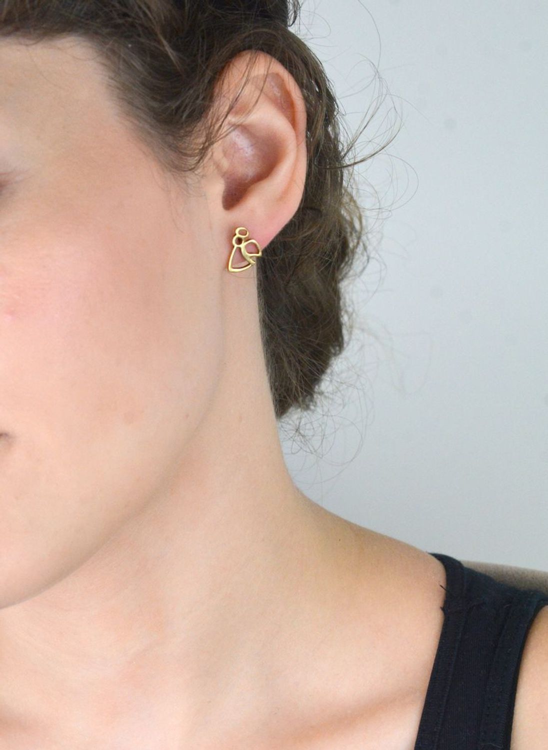 Kolczyki srebrne pozłacane aniołki na sztyft DIA-KLC-ACMH0037Y-925 ✅ Srebrne kolczyki pokryte złotem celebrytki ✅ Delikatne kolczyki wykonane z najwyższej jakości srebrna próby 925 ✅ Kolczyki w minimalistycznym stylu, wpi.jpg