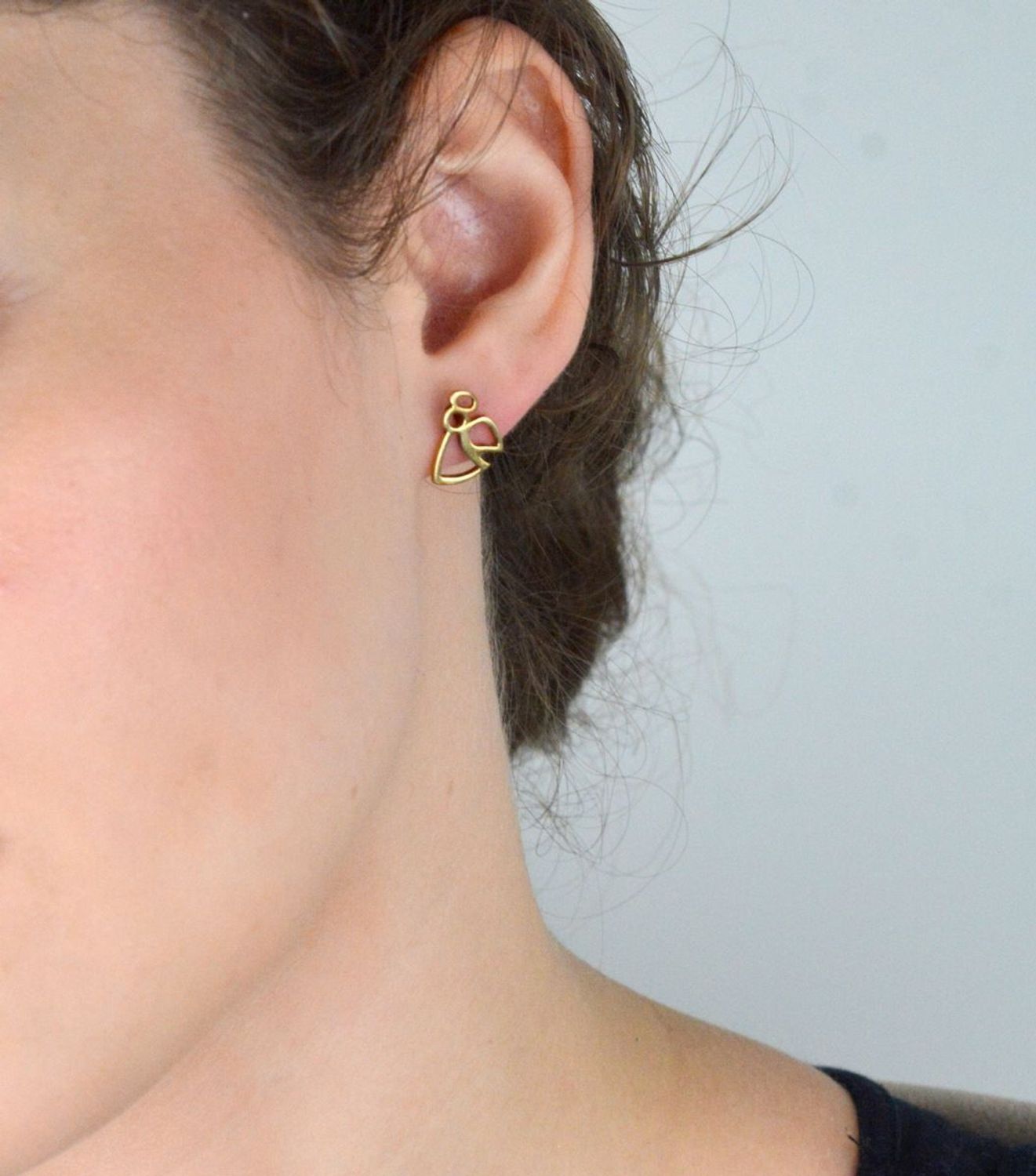 Kolczyki srebrne pozłacane aniołki na sztyft DIA-KLC-ACMH0037Y-925 ✅ Srebrne kolczyki pokryte złotem celebrytki ✅ Delikatne kolczyki wykonane z najwyższej jakości srebrna próby 925 ✅ Kolczyki w minimalistycznym stylu, wpi.jpg