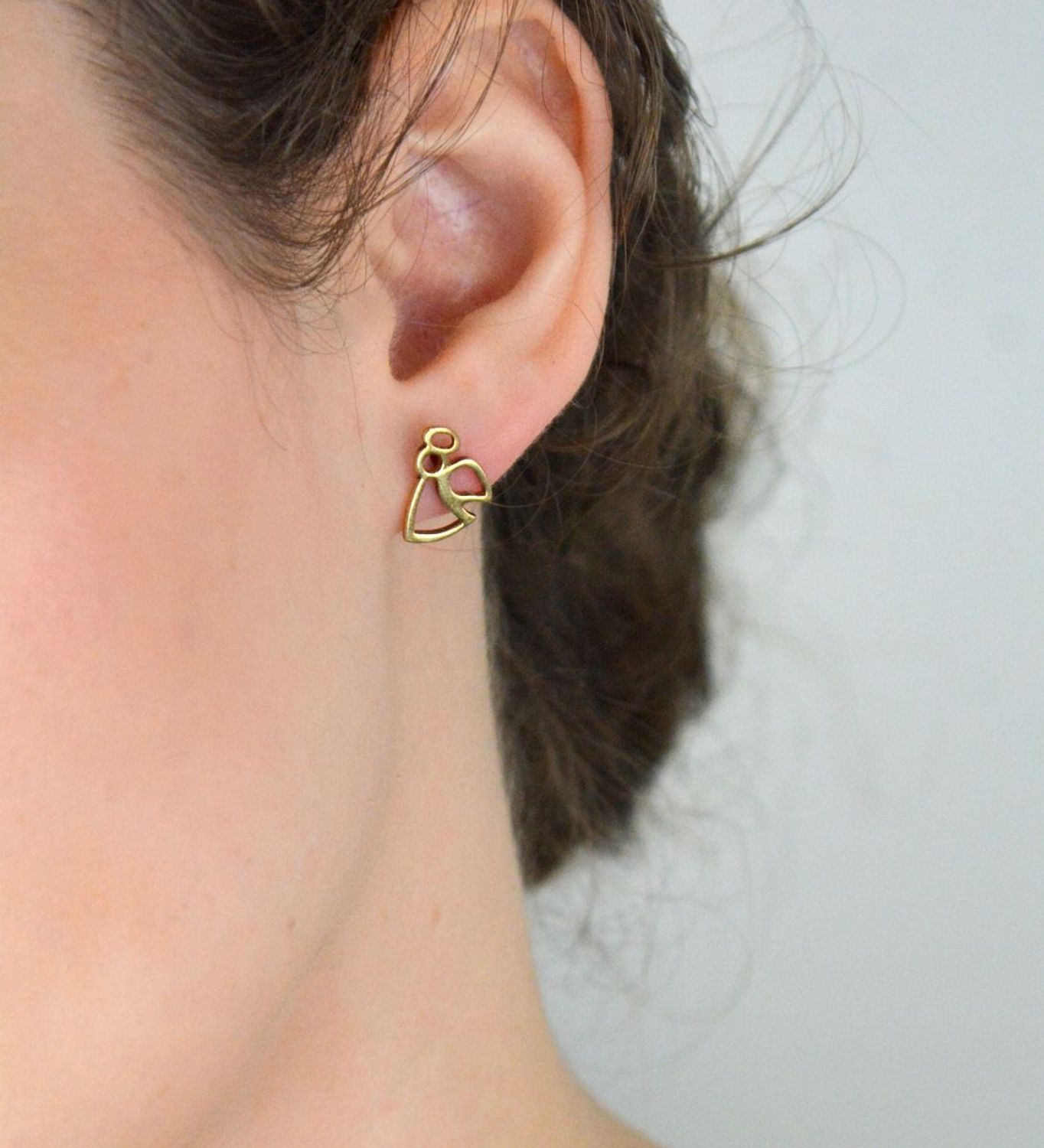 Kolczyki srebrne pozłacane aniołki na sztyft DIA-KLC-ACMH0037Y-925 ✅ Srebrne kolczyki pokryte złotem celebrytki ✅ Delikatne kolczyki wykonane z najwyższej jakości srebrna próby 925 ✅ Kolczyki w minimalistycznym stylu, wpi.jpg