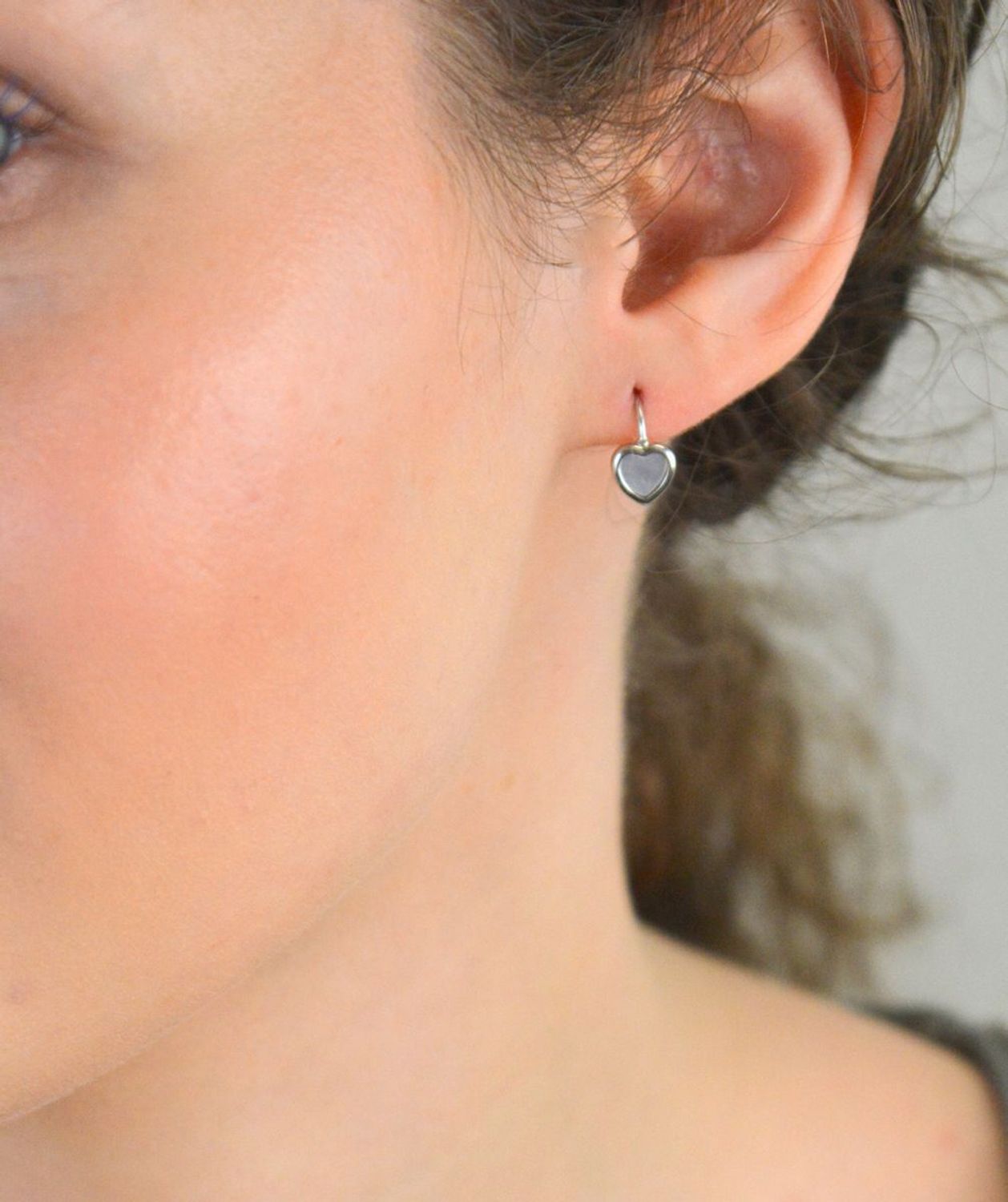 Kolczyki srebrne serduszka z masą perłową próba 925, DIA-KLC-AE12065RH-925 Urocze, kobiece i pełne blasku – srebrne kolczyki w kształcie serduszek z masą perłową1.jpg