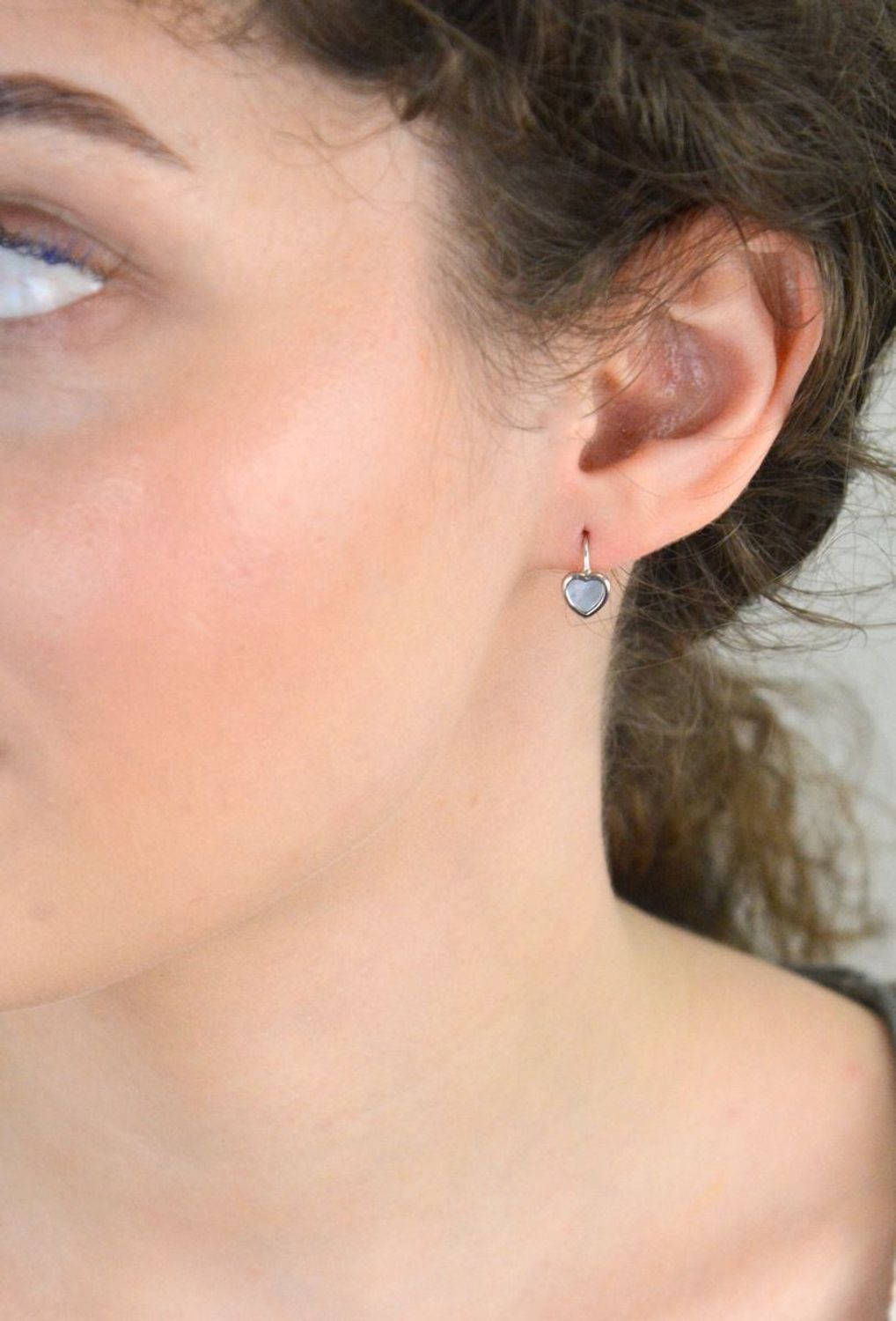 Kolczyki srebrne serduszka z masą perłową próba 925, DIA-KLC-AE12065RH-925 Urocze, kobiece i pełne blasku – srebrne kolczyki w kształcie serduszek z masą perłową1.jpg