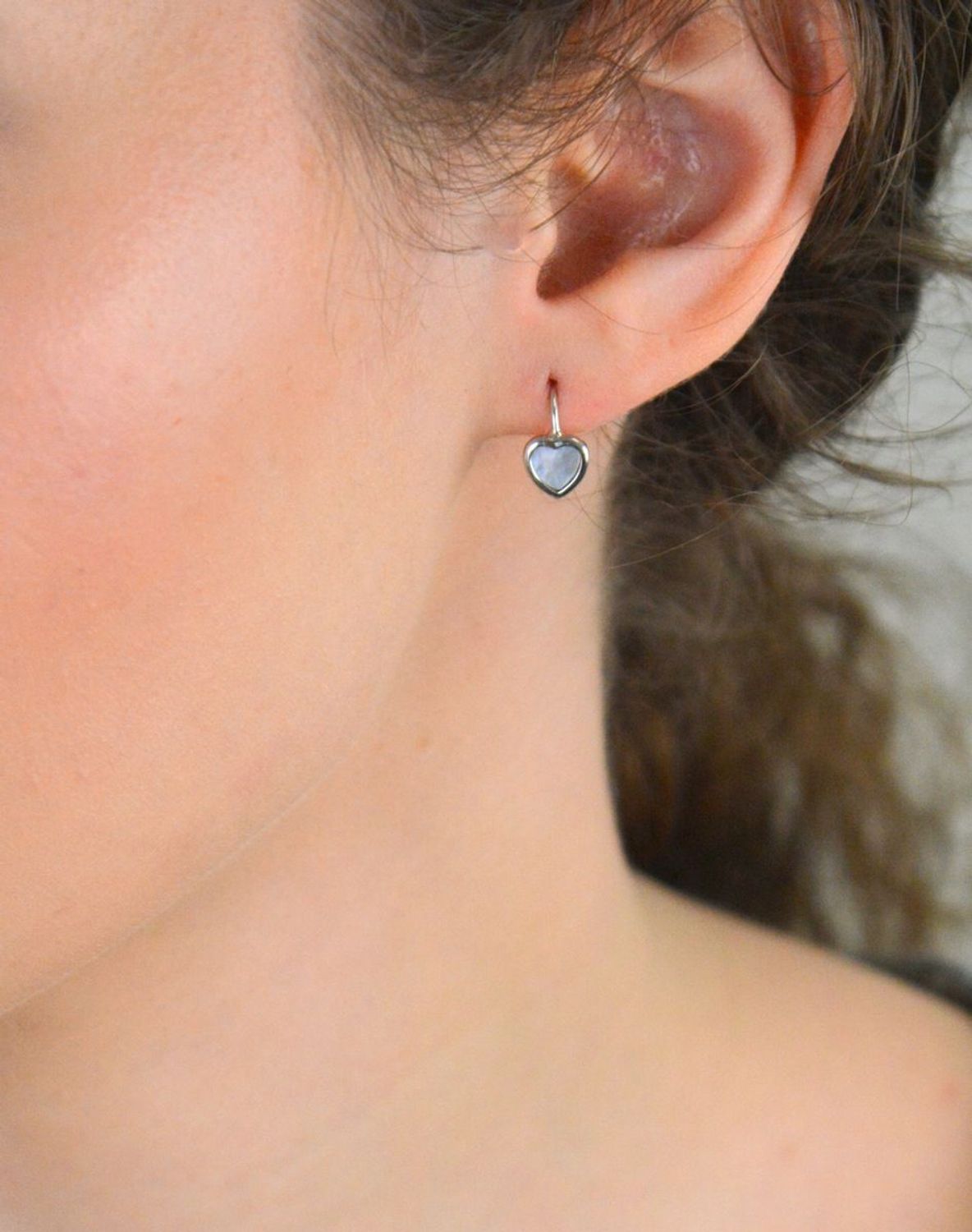 Kolczyki srebrne serduszka z masą perłową próba 925, DIA-KLC-AE12065RH-925 Urocze, kobiece i pełne blasku – srebrne kolczyki w kształcie serduszek z masą perłową1.jpg