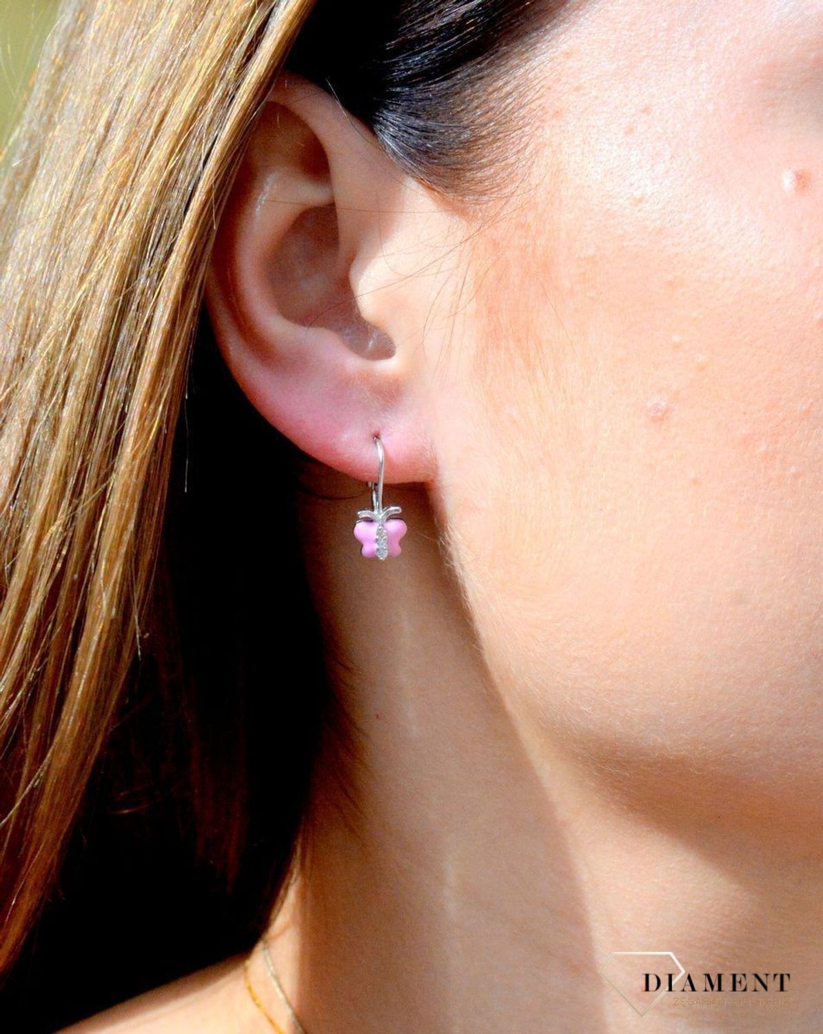 Kolczyki srebrne dla dziewczynki wiszące motylki DIA-KLC-AE149RPF-925. Srebrne kolczyki. Kolczyki srebrne dziewczęce. Kolczyki srebrne różowe motylki. Kolczyki motylki dla dziewczynki. Kolczyki srebrne dla dziewczynki. Idealne kolczyki.jpg