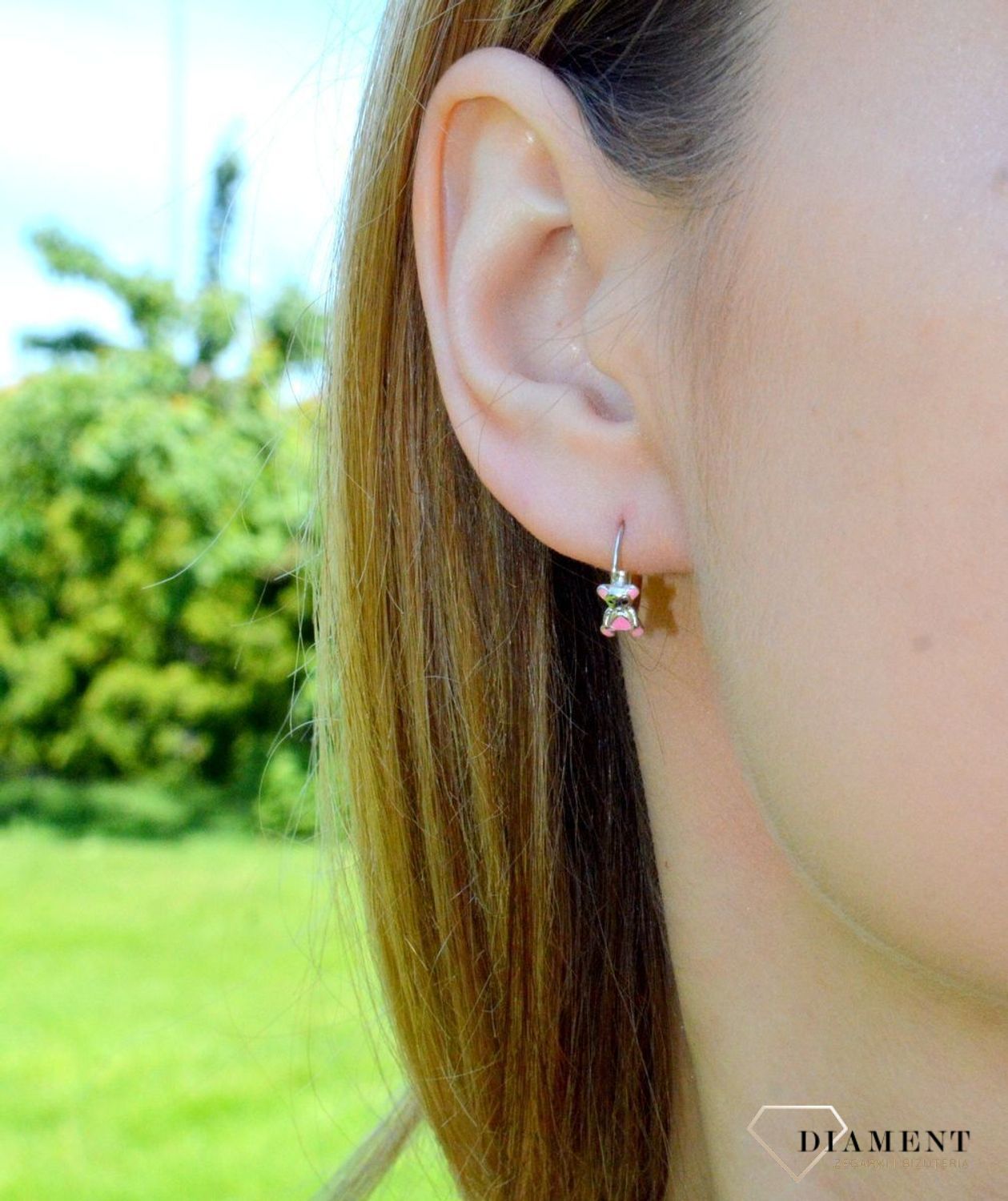 Srebrne kolczyki dziecięce kółeczka z misiami DIA-KLC-AE22549RH. Kolczyki srebrne kółeczka z misiami ozdobione różową emalią. Kolczyki srebrne nadają subtelności i elegancji. Oryginalne kolczyki srebrne o klasycznym kształcie..jpg