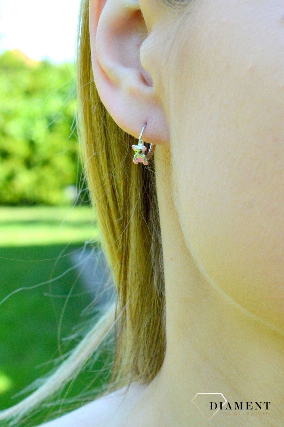 Srebrne kolczyki dziecięce kółeczka z misiami DIA-KLC-AE22549RH. Kolczyki srebrne kółeczka z misiami ozdobione różową emalią. Kolczyki srebrne nadają subtelności i elegancji. Oryginalne kolczyki srebrne o klasycznym kształcie..jpg