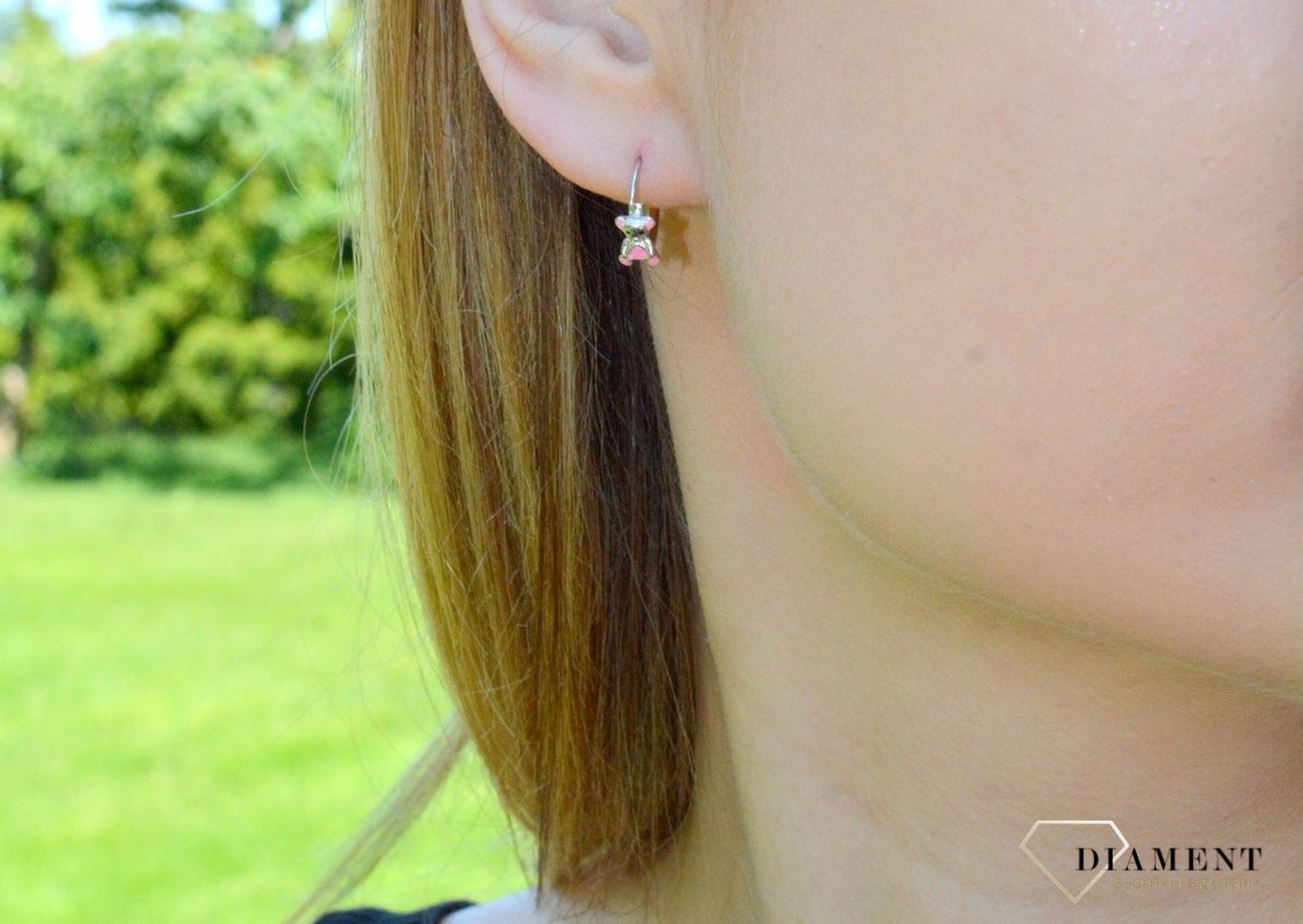 Srebrne kolczyki dziecięce kółeczka z misiami DIA-KLC-AE22549RH. Kolczyki srebrne kółeczka z misiami ozdobione różową emalią. Kolczyki srebrne nadają subtelności i elegancji. Oryginalne kolczyki srebrne o klasycznym kształcie..jpg