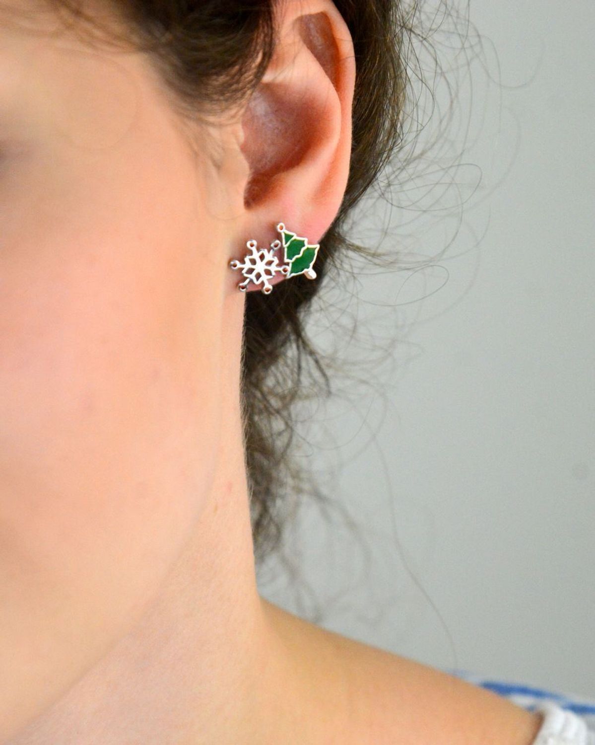 Kolczyki srebrne 925 z motywem choinki i śnieżynki. Asymetryczny design, emalia i cyrkonie. Idealne na święta! Model DIA-KLC-AE22794-925, waga 1,62 g.1.jpg