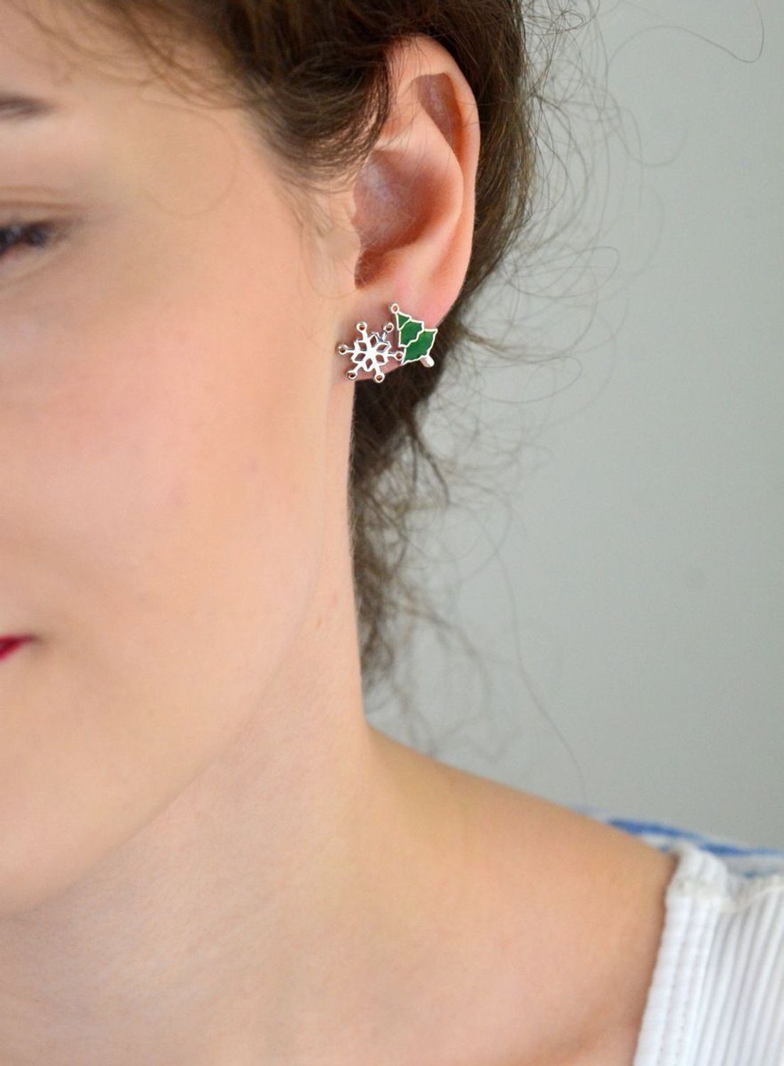 Kolczyki srebrne 925 z motywem choinki i śnieżynki. Asymetryczny design, emalia i cyrkonie. Idealne na święta! Model DIA-KLC-AE22794-925, waga 1,62 g.1.jpg