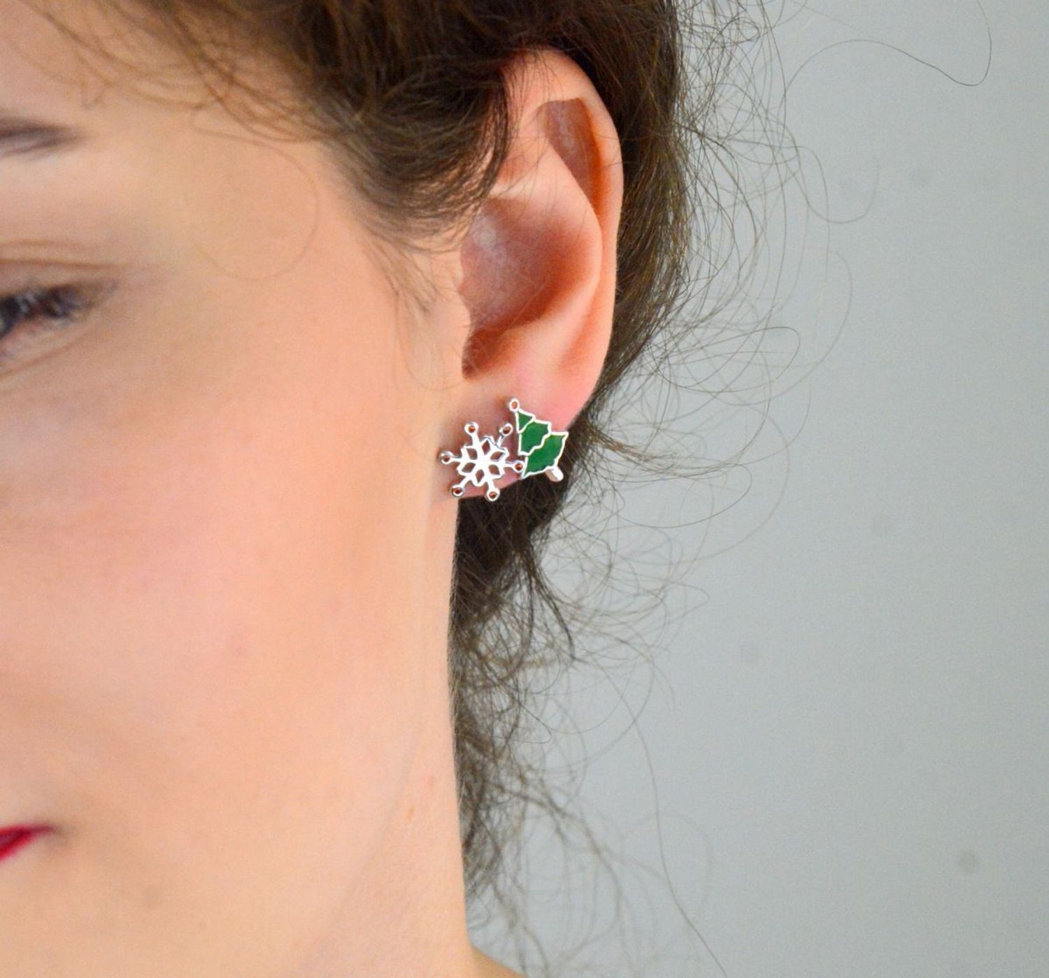 Kolczyki srebrne 925 z motywem choinki i śnieżynki. Asymetryczny design, emalia i cyrkonie. Idealne na święta! Model DIA-KLC-AE22794-925, waga 1,62 g.1.jpg