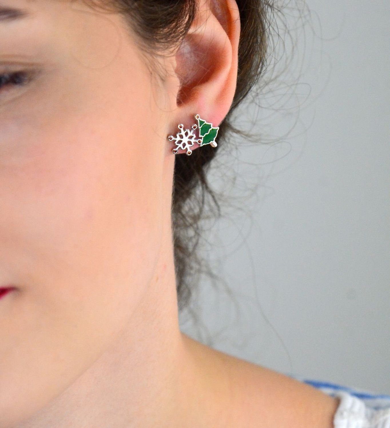 Kolczyki srebrne 925 z motywem choinki i śnieżynki. Asymetryczny design, emalia i cyrkonie. Idealne na święta! Model DIA-KLC-AE22794-925, waga 1,62 g.1.jpg