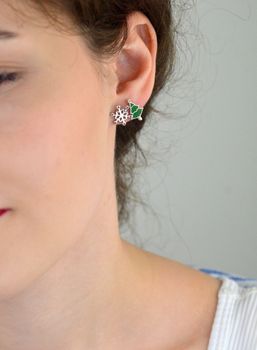 Kolczyki srebrne 925 z motywem choinki i śnieżynki. Asymetryczny design, emalia i cyrkonie. Idealne na święta! Model DIA-KLC-AE22794-925, waga 1,62 g (2).JPG