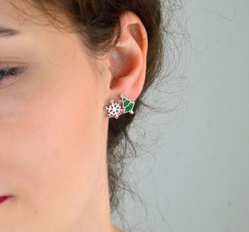 Kolczyki srebrne 925 z motywem choinki i śnieżynki. Asymetryczny design, emalia i cyrkonie. Idealne na święta! Model DIA-KLC-AE22794-925, waga 1,62 g (3).JPG