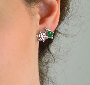 Kolczyki srebrne 925 z motywem choinki i śnieżynki. Asymetryczny design, emalia i cyrkonie. Idealne na święta! Model DIA-KLC-AE22794-925, waga 1,62 g (5).JPG