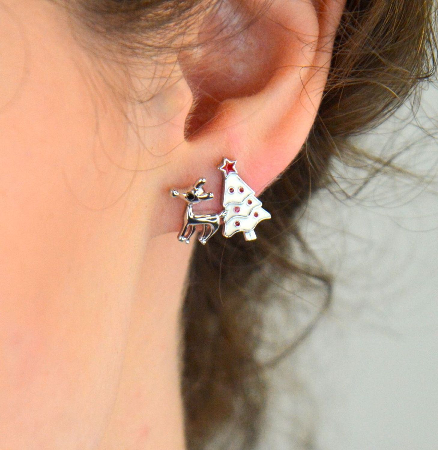 Kolczyki świąteczne z motywem renifera i choinki z emalią. Asymetryczne, srebro próby 925. Lekka, oryginalna biżuteria na zimowe dni. Model DIA-KLC-AE22796-925.1.jpg