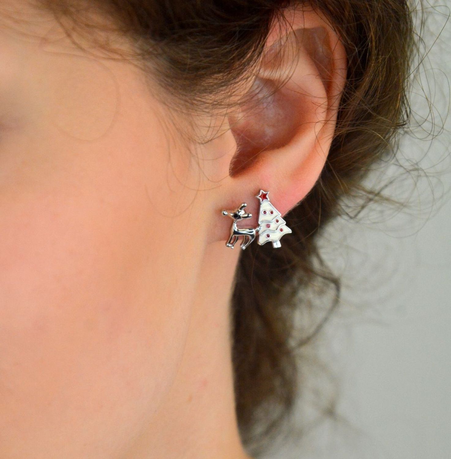 Kolczyki świąteczne z motywem renifera i choinki z emalią. Asymetryczne, srebro próby 925. Lekka, oryginalna biżuteria na zimowe dni. Model DIA-KLC-AE22796-925.1.jpg