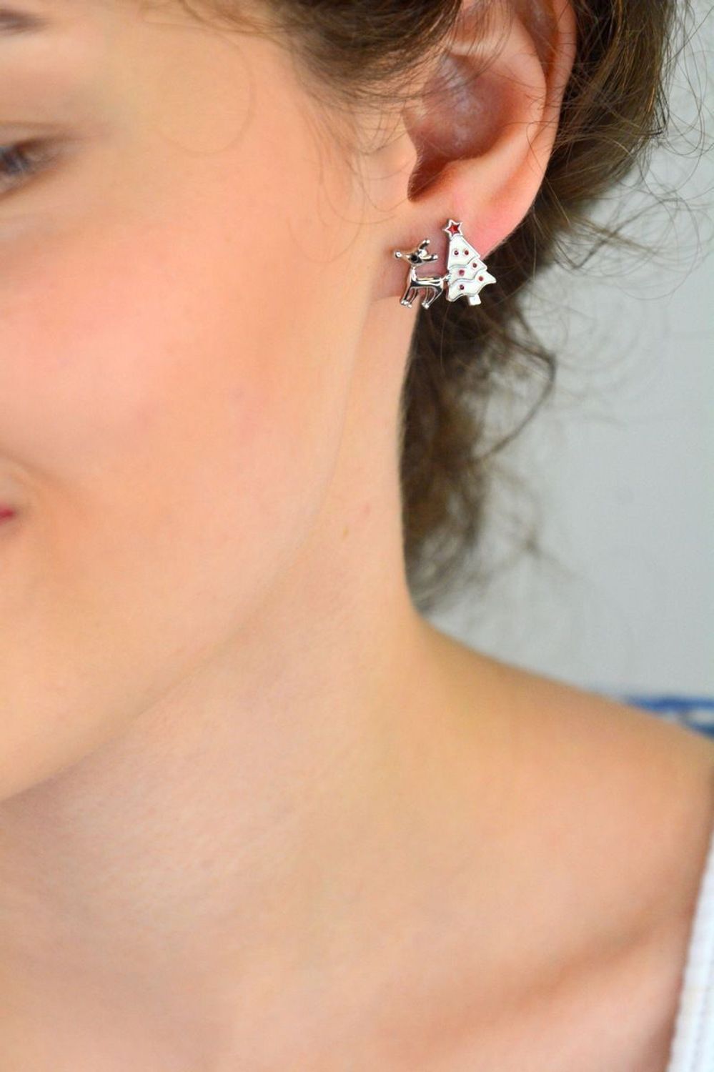 Kolczyki świąteczne z motywem renifera i choinki z emalią. Asymetryczne, srebro próby 925. Lekka, oryginalna biżuteria na zimowe dni. Model DIA-KLC-AE22796-925.1.jpg