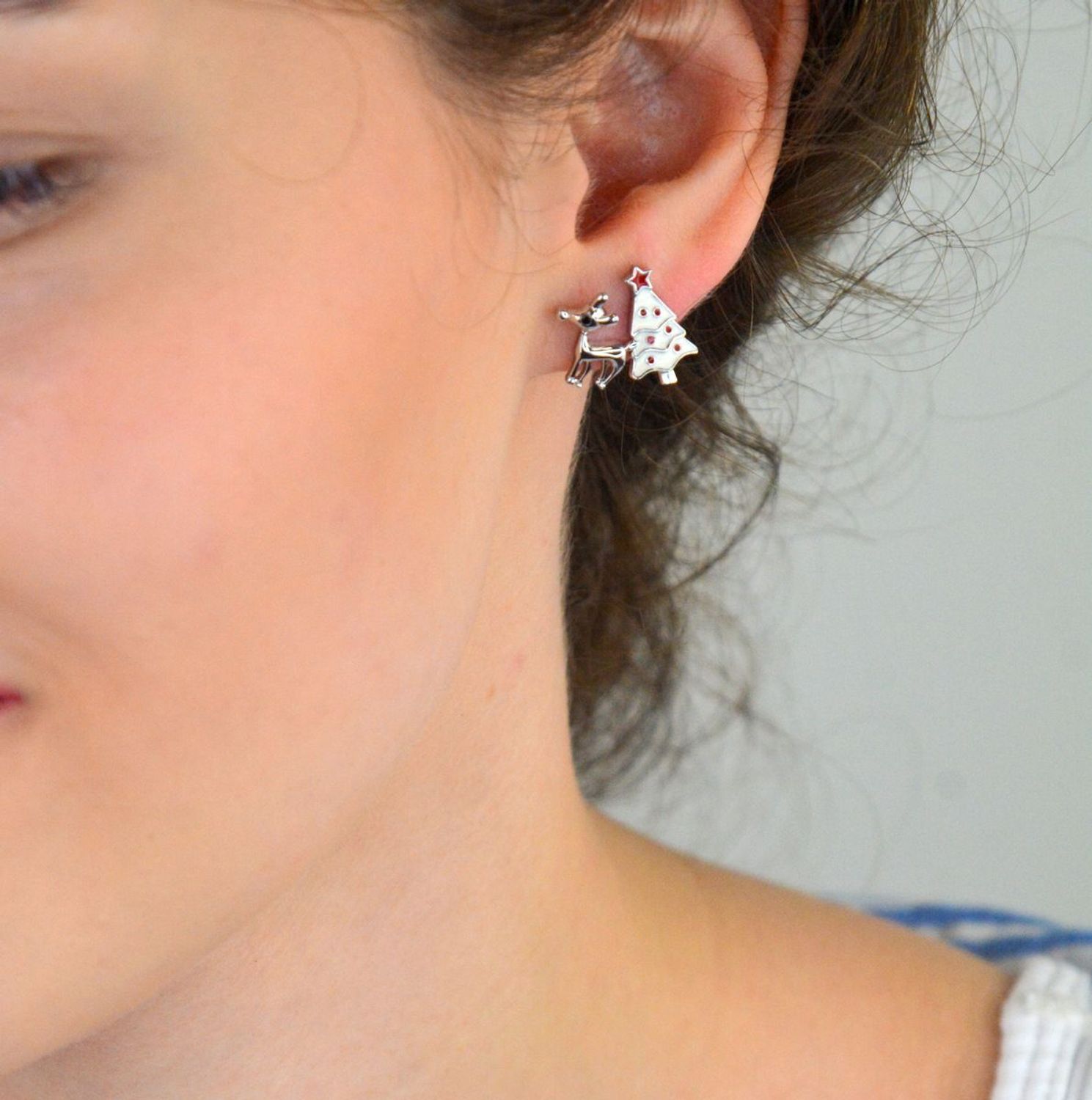 Kolczyki świąteczne z motywem renifera i choinki z emalią. Asymetryczne, srebro próby 925. Lekka, oryginalna biżuteria na zimowe dni. Model DIA-KLC-AE22796-925.1.jpg