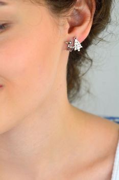 Kolczyki świąteczne z motywem renifera i choinki z emalią. Asymetryczne, srebro próby 925. Lekka, oryginalna biżuteria na zimowe dni. Model DIA-KLC-AE22796-925 (3).JPG