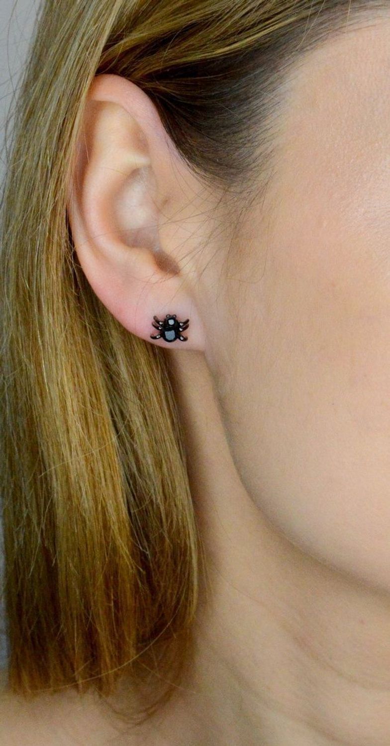 Srebrne kolczyki 925 czarne pająki wkrętki DIA-KLC-AE22875-925. Srebrne kolczyki damskie. Kolczyki srebrne wkrętki. Kolczyki srebrne czarne pająki. Kolczyki srebrne oksydowane. Srebrne kolczyki pająki. Kolczyki wkrętki na prezent..jpg