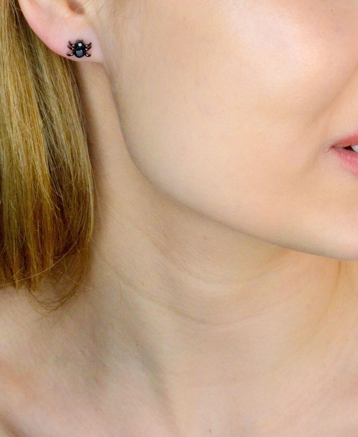 Srebrne kolczyki 925 czarne pająki wkrętki DIA-KLC-AE22875-925. Srebrne kolczyki damskie. Kolczyki srebrne wkrętki. Kolczyki srebrne czarne pająki. Kolczyki srebrne oksydowane. Srebrne kolczyki pająki. Kolczyki wkrętki na prezent..jpg