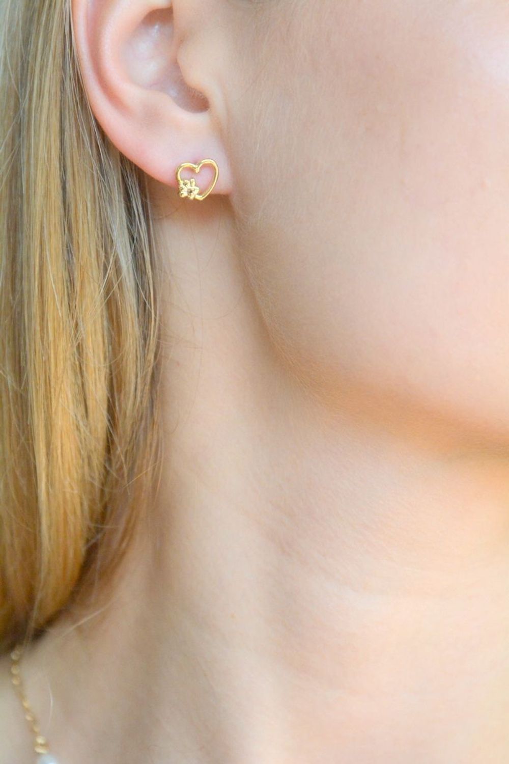 KOLCZYKI NA SZTYFCIE, SREBRO PRÓBY 925 POZŁACANE 24 KARATOWYM ZŁOTEM, ZWIERZĘCE ŁAPKI, ŁAPKA, SERCA  AE25122Y.jpg