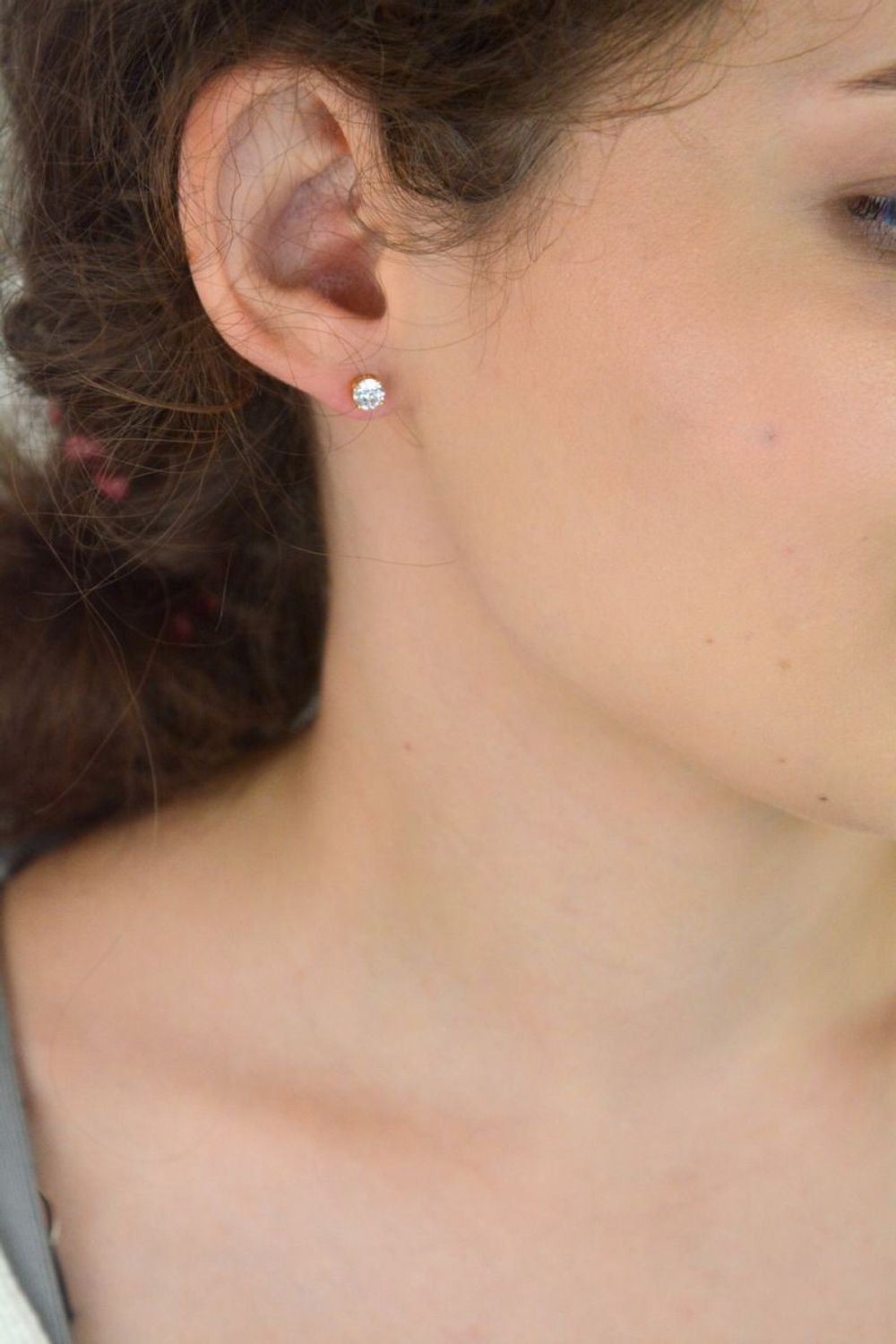 Kolczyki srebrne próby 925 pozłacane 24-karatowym złotem. Model DIA-KLC-AE27471-2YG-925 z białą cyrkonią 5 mm. Zapięcie na sztyft, waga 0,92 g. Elegancka biżuteria idealna na prezent.11.jpg