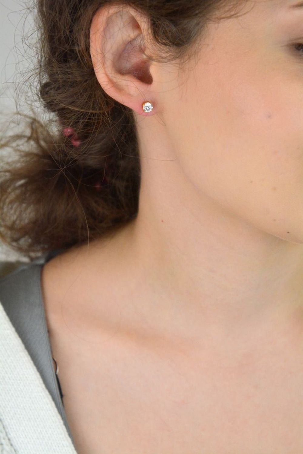 Kolczyki srebrne próby 925 pozłacane 24-karatowym złotem. Model DIA-KLC-AE27471-2YG-925 z białą cyrkonią 5 mm. Zapięcie na sztyft, waga 0,92 g. Elegancka biżuteria idealna na prezent.11.jpg