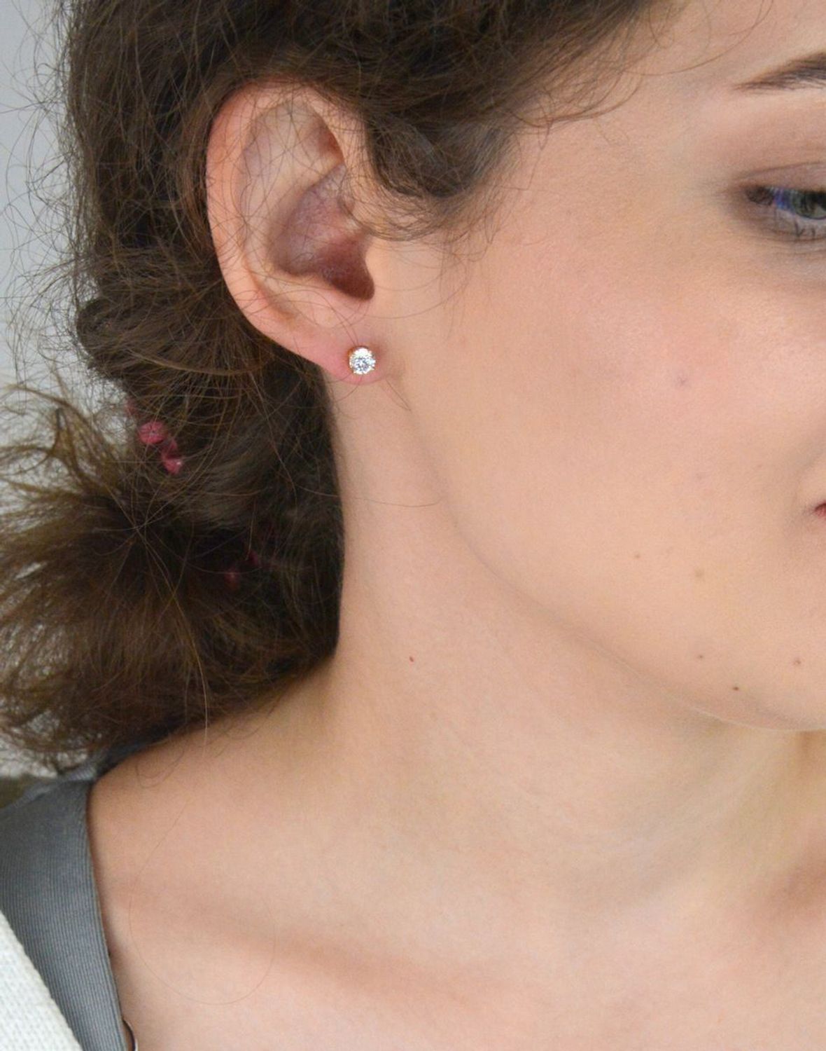 Kolczyki srebrne próby 925 pozłacane 24-karatowym złotem. Model DIA-KLC-AE27471-2YG-925 z białą cyrkonią 5 mm. Zapięcie na sztyft, waga 0,92 g. Elegancka biżuteria idealna na prezent.11.jpg