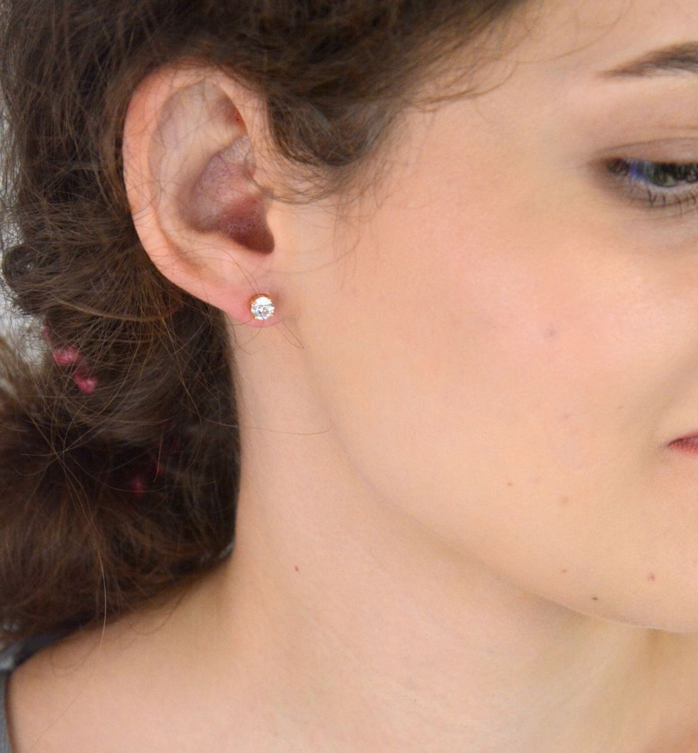 Kolczyki srebrne próby 925 pozłacane 24-karatowym złotem. Model DIA-KLC-AE27471-2YG-925 z białą cyrkonią 5 mm. Zapięcie na sztyft, waga 0,92 g. Elegancka biżuteria idealna na prezent.11.jpg