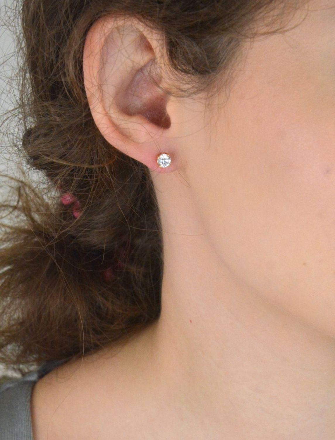 Kolczyki damskie srebrne pozłacane próby 925 – DIA-KLC-AE27471-3YG-925. Klasyczne sztyfty z białą cyrkonią 6 mm, zapięcie na sztyft, waga 1,36 g. Subtelna elegancja – idealne na każdą okazję.1.jpg