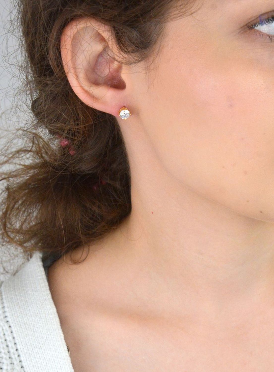 Kolczyki damskie srebrne pozłacane próby 925 – DIA-KLC-AE27471-3YG-925. Klasyczne sztyfty z białą cyrkonią 6 mm, zapięcie na sztyft, waga 1,36 g. Subtelna elegancja – idealne na każdą okazję.1.jpg