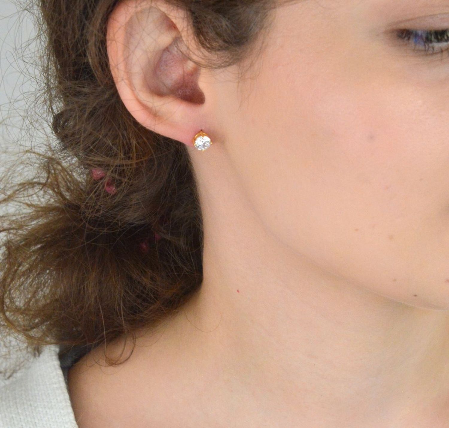 Kolczyki damskie srebrne pozłacane próby 925 – DIA-KLC-AE27471-3YG-925. Klasyczne sztyfty z białą cyrkonią 6 mm, zapięcie na sztyft, waga 1,36 g. Subtelna elegancja – idealne na każdą okazję.1.jpg