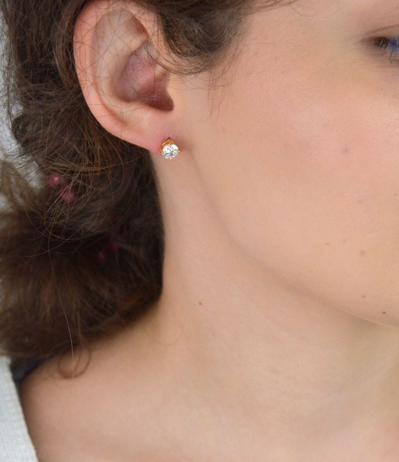 Kolczyki damskie srebrne pozłacane próby 925 – DIA-KLC-AE27471-3YG-925. Klasyczne sztyfty z białą cyrkonią 6 mm, zapięcie na sztyft, waga 1,36 g. Subtelna elegancja – idealne na każdą okazję.1.jpg