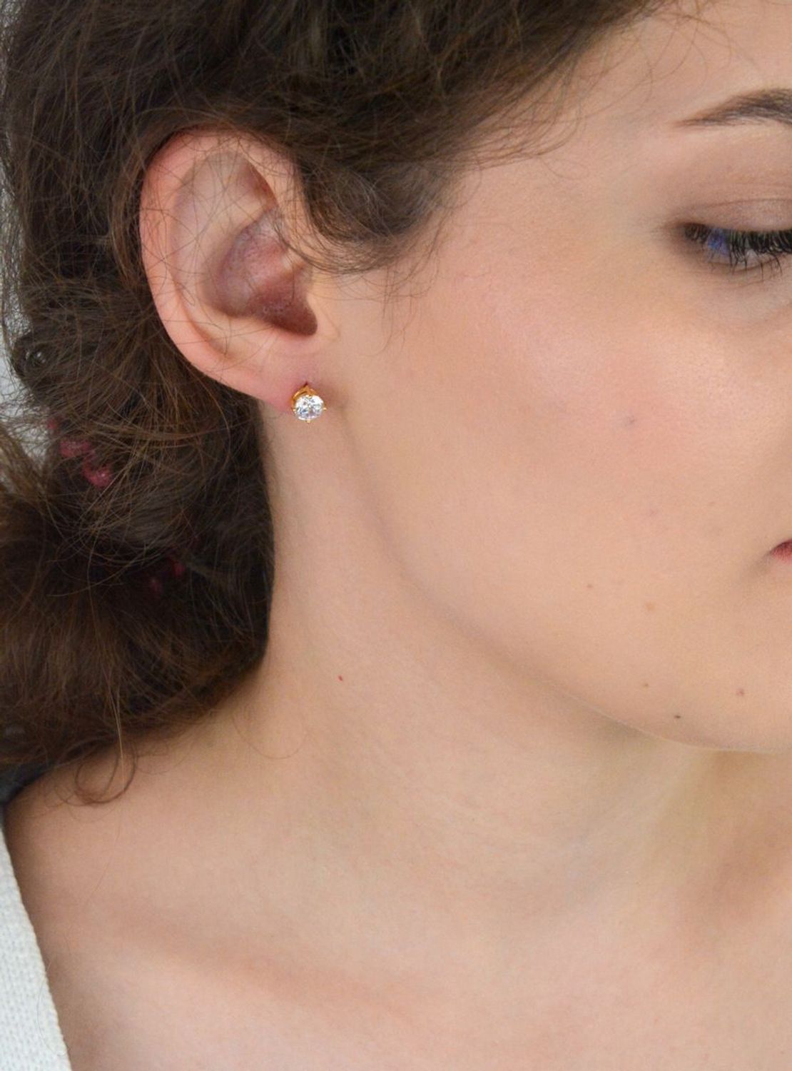 Kolczyki damskie srebrne pozłacane próby 925 – DIA-KLC-AE27471-3YG-925. Klasyczne sztyfty z białą cyrkonią 6 mm, zapięcie na sztyft, waga 1,36 g. Subtelna elegancja – idealne na każdą okazję.1.jpg