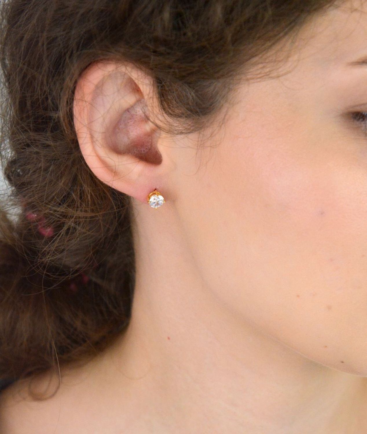 Kolczyki damskie srebrne pozłacane próby 925 – DIA-KLC-AE27471-3YG-925. Klasyczne sztyfty z białą cyrkonią 6 mm, zapięcie na sztyft, waga 1,36 g. Subtelna elegancja – idealne na każdą okazję.1.jpg